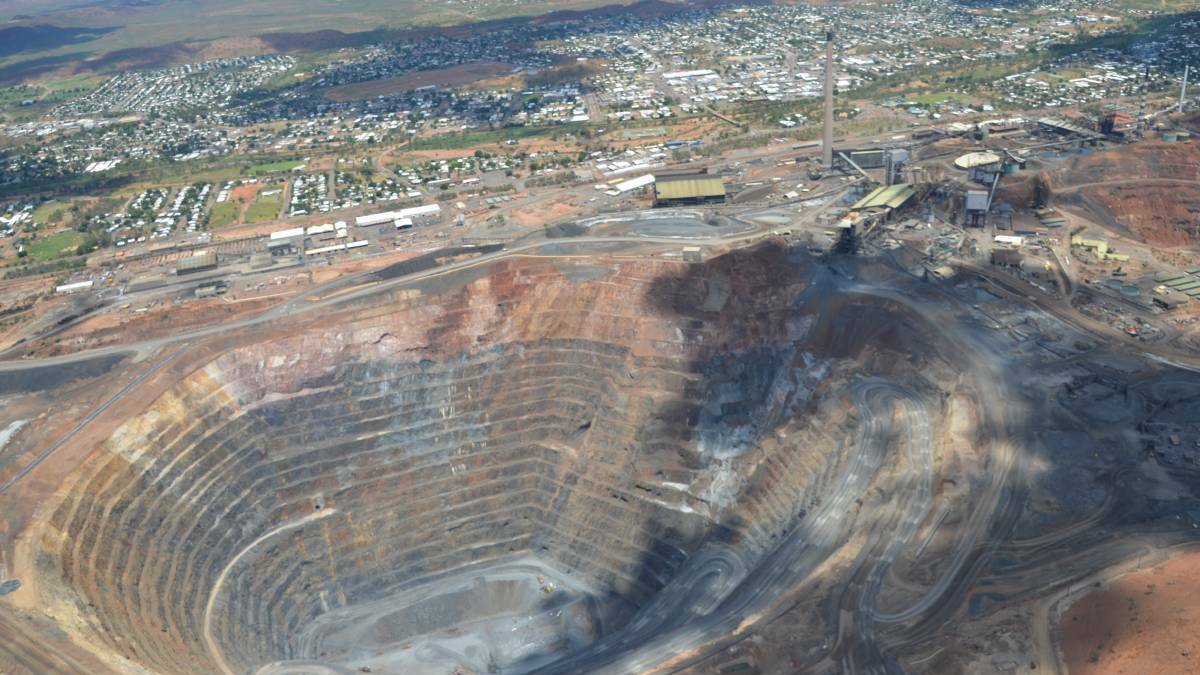 Mines cannot employ 100 per cent FIFO under new laws passed in Queensland parliament.