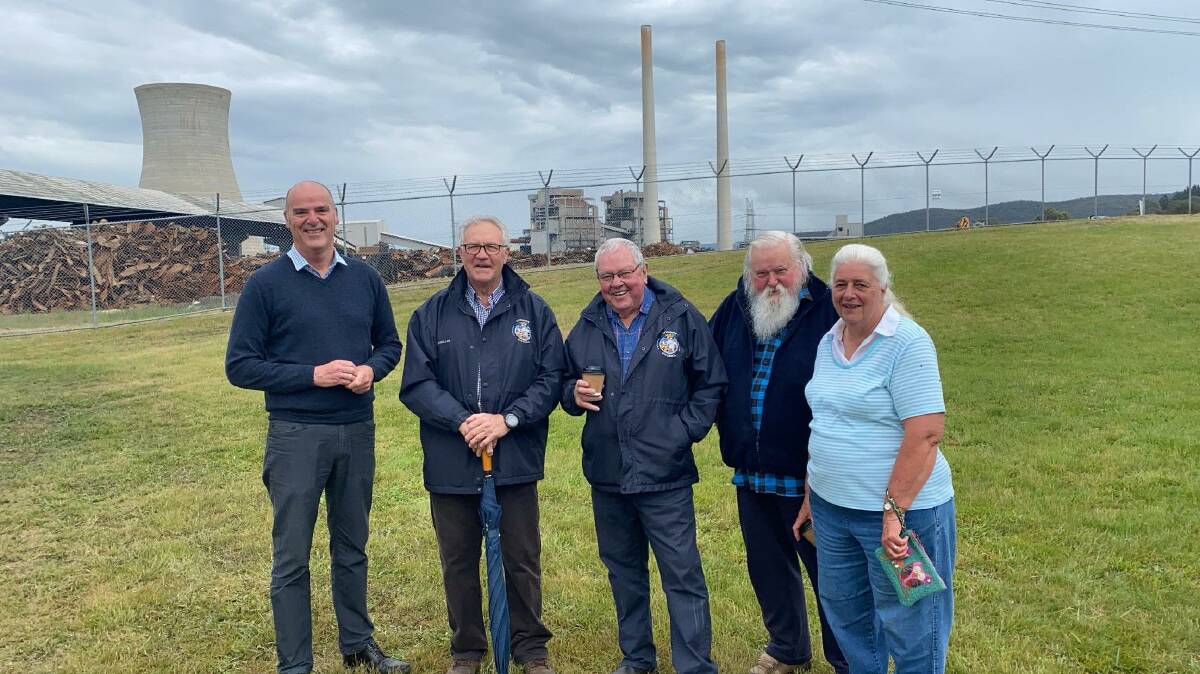 COMMUNITY: Lithgow Council's Craig Butler, Wayne McAndrew, Ray Thompson and residents Danny and Robyn Whitty. Picture: ALANNA TOMAZIN